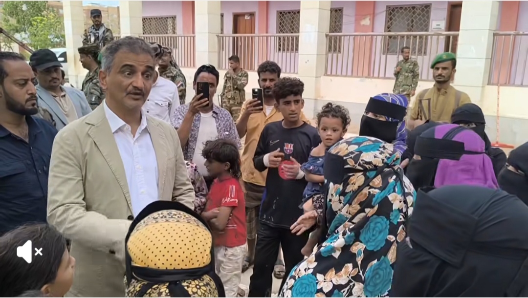 محافظ عدن يتفقد الأسر النازحة بمنطقة الحسوة ويعدهم بالتعويض