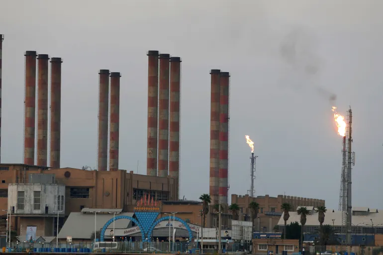 واشنطن تفرض عقوبات على شبكات وسفن لتعاملها مع النفط الإيراني