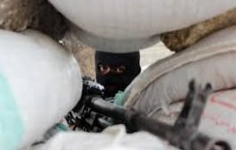 قناص حوثي يصيب شاب وطفل في تعز