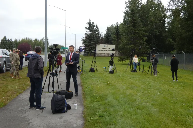 ما قصة الوثائق الحكومية في فندق بألاسكا بعد قمة ترامب وبوتين؟