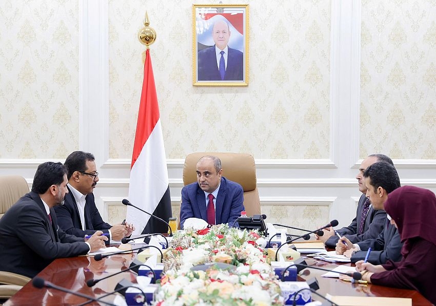 رئيس الوزراء يفضح مبررات شركة الغاز ويؤكد : السعر الرسمي لأسطوانة الغاز 3550 ريال فقط