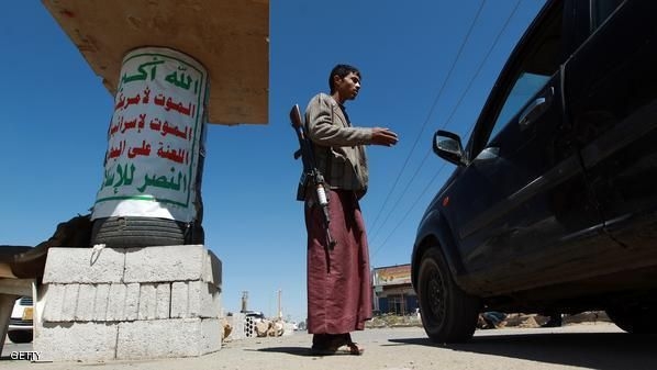 خوفاً من انهيار معنوياتهم.. الحوثيون يلاحقون مصوّري مواقع الغارات الجوية