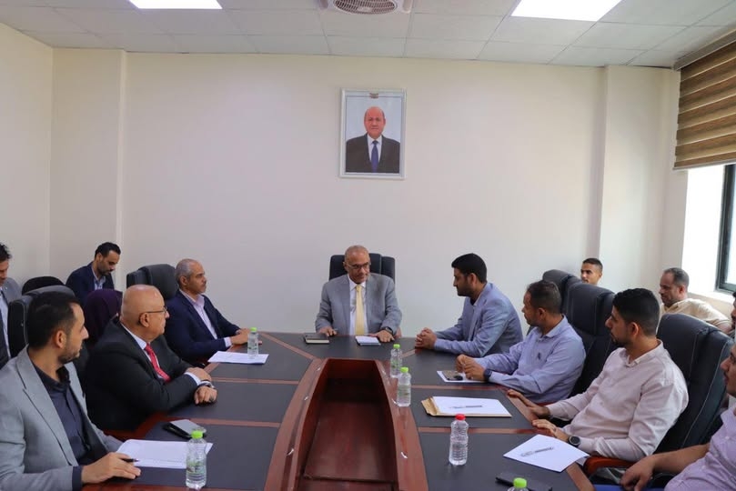 الوزير باذيب يدشن بيع 50 ألف شريحة 