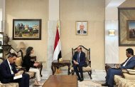 وزير الخارجية يلتقي السفيرة الفرنسية لدى اليمن