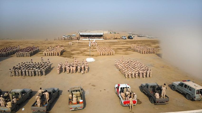 وزير الدفاع يتفقد قوات العمالقة ويشيد بجاهزيتها