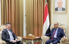 رئيس الوزراء يستعرض مع السفير الأمريكي العلاقات الثنائية وجهود دعم الحكومة للقيام بواجباتها