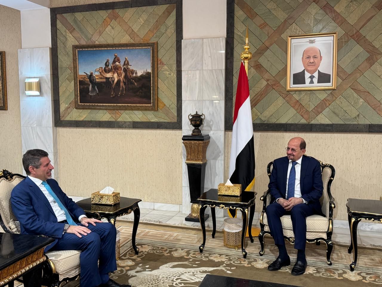 أمريكا تجدد وقوفها ودعمها الكامل لمجلس القيادة الرئاسي والحكومة اليمنية