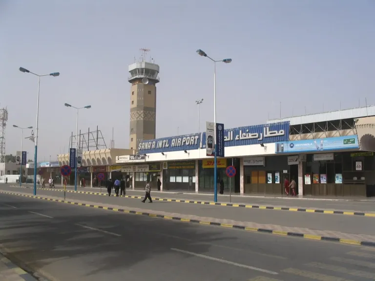 مصادر تكشف أسماء قيادات حوثية نُقلت للعلاج خارج اليمن بطائرة أممية
