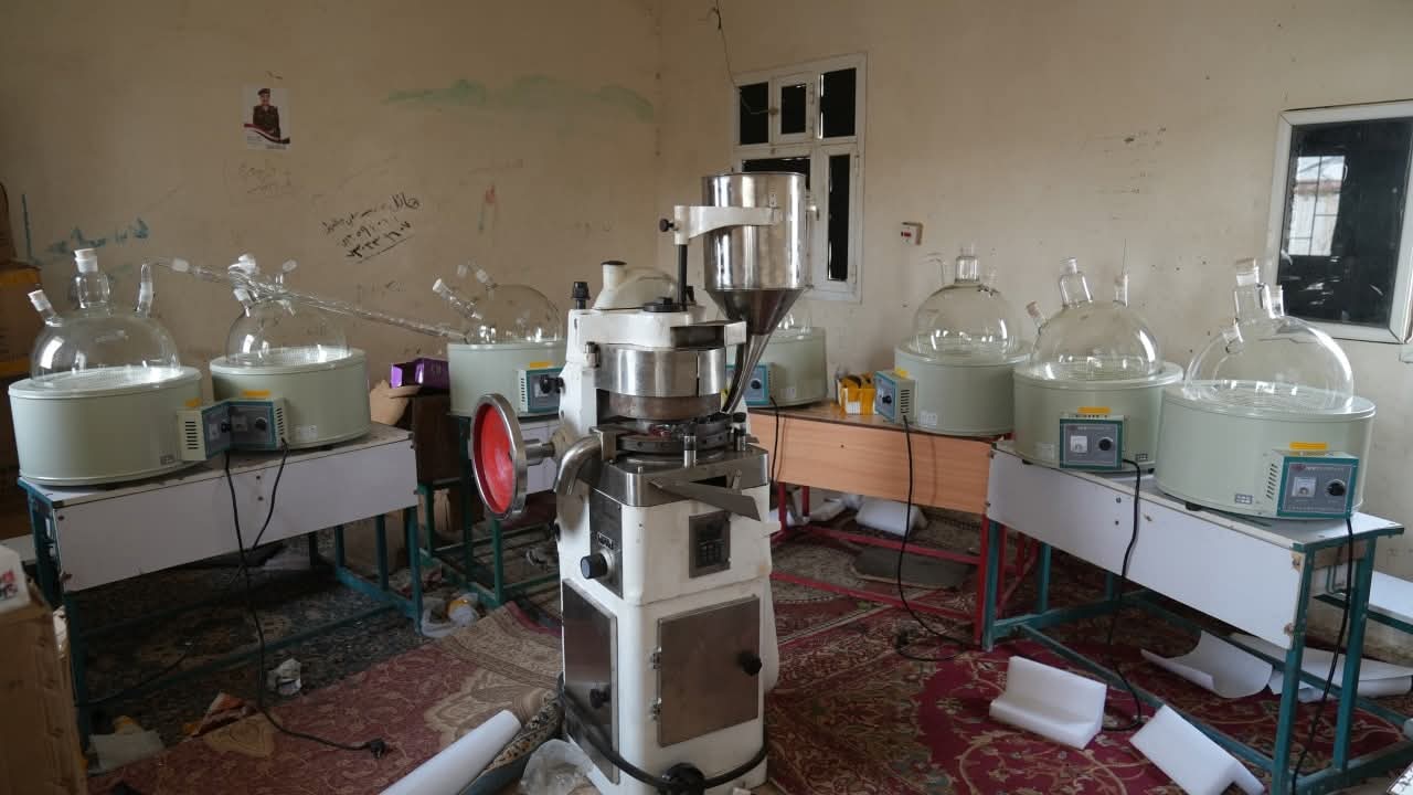 أمن المهرة والنيابة يحبطان محاولة إنشاء مصنع لإنتاج المخدرات الصناعية