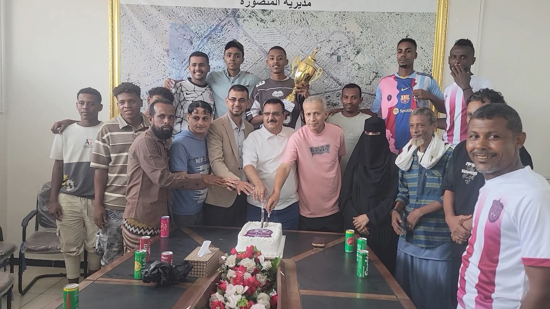 لتتويجهم كأس الوصيف في البطولة.. مدير عام المنصورة يكرم لاعبي كرة اليد بنادي أهلي عدن الرياضي