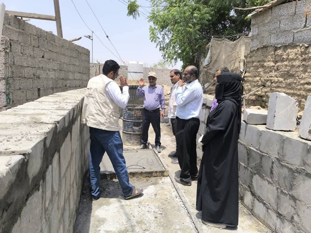 وكيل وزارة الزراعة والري يتفقد مشروع رصف قناة المياه في منطقة البستان بلحج