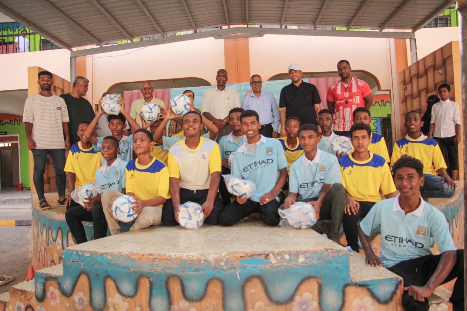 بدعم من الاتحاد الدولي لكرة القدم (الفيفا) .. تدشين توزيع كرات القدم على مدارس ساحل حضرموت