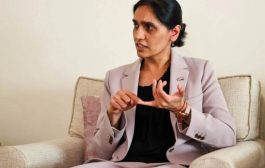 السفيرة البريطانية: الانقسامات داخل الشرعية تهدد الاستقرار وتمنح الحوثيين مكاسب مجانية