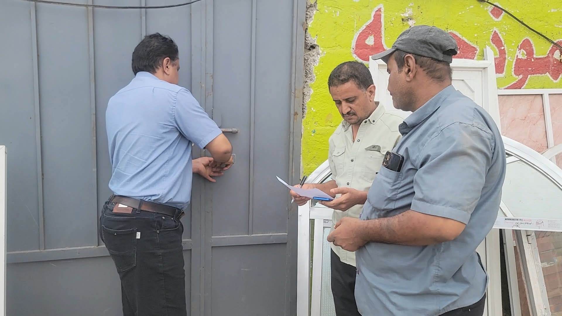 سلطة المنصورة بعدن تواصل إغلاق المحال المخالفة