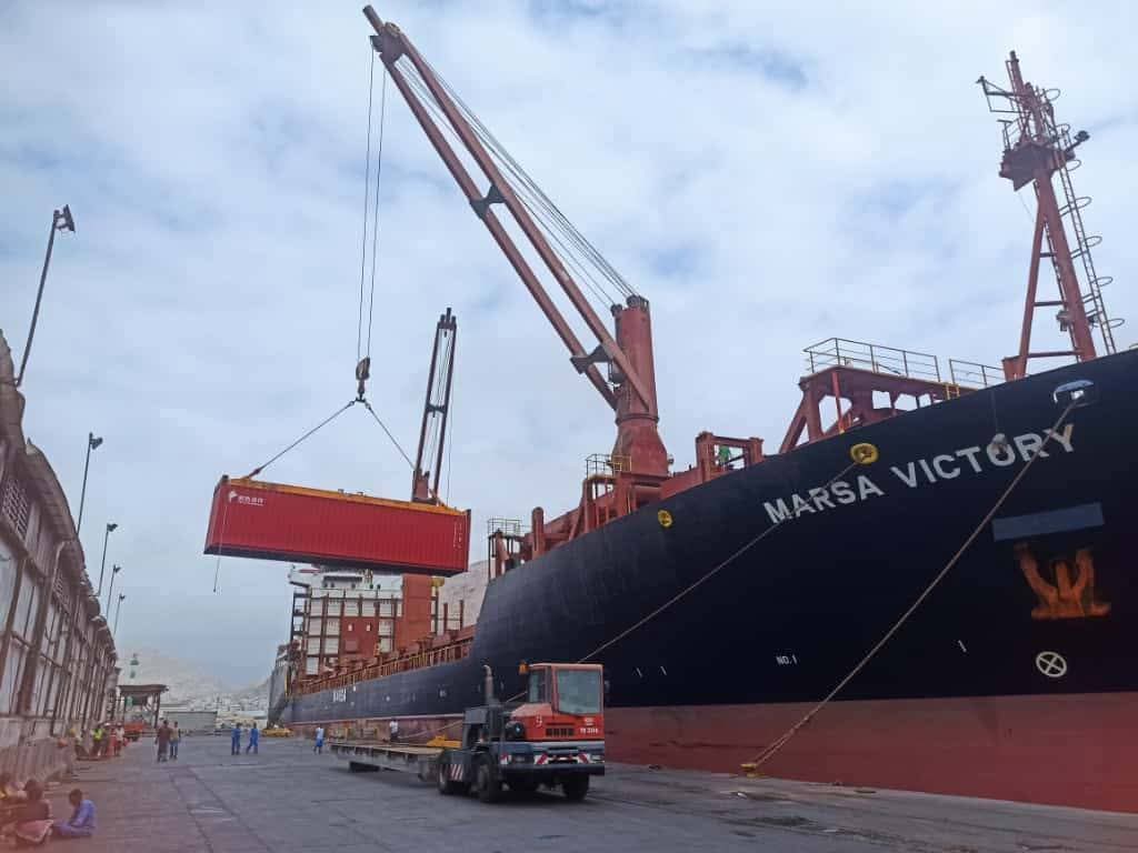 ميناء المكلا حركة ملاحية نشطة ووصول ومغادرة بواخر تجارية متنوعة