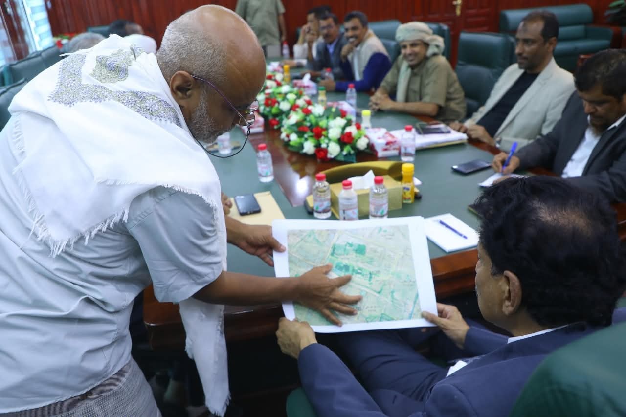 محافظ المهرة في لقاء ويوجّه بتشكيل لجنة فنية لحماية الحجوزات الحكومية