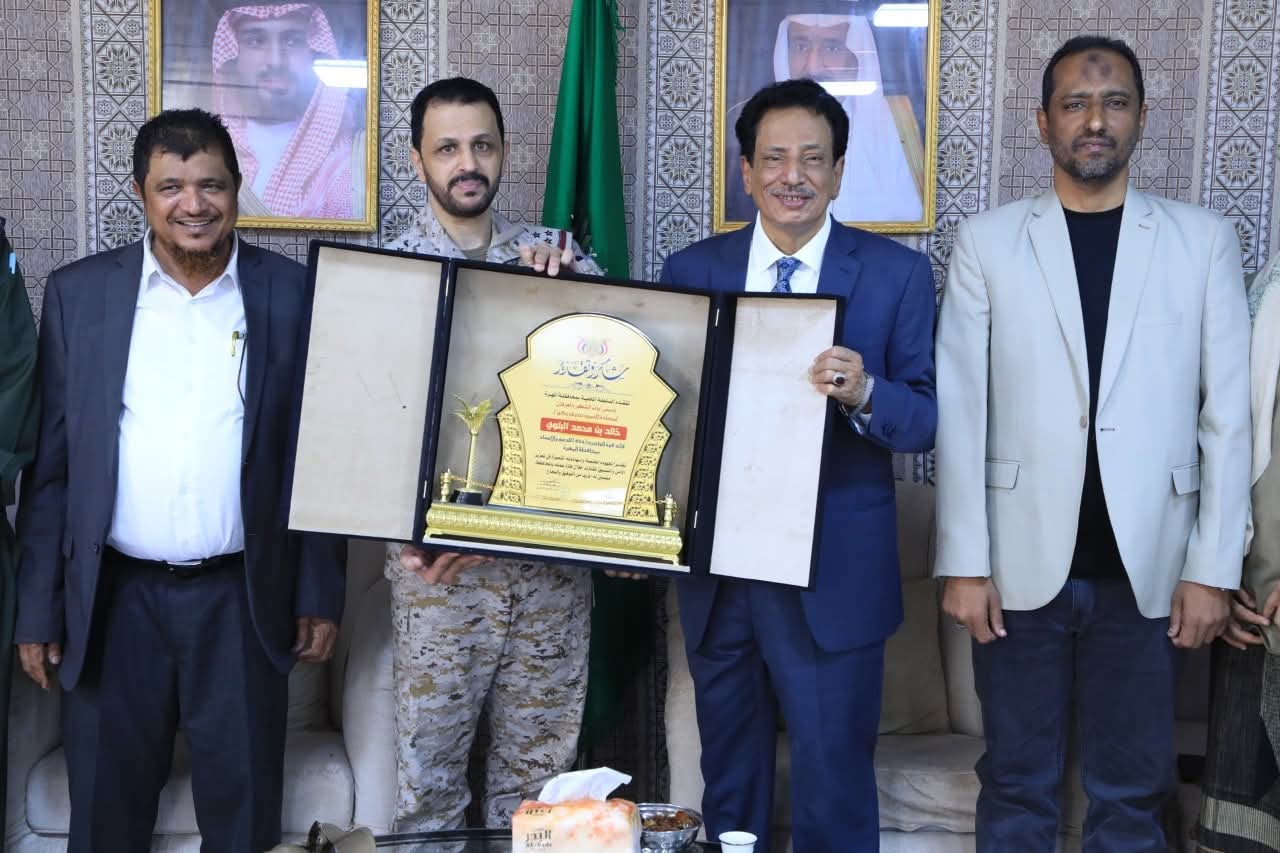 محافظ المهرة يكرم قائد قوات التحالف