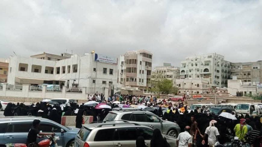 الإفراج عن قيادات نقابة المعلمين بساحل حضرموت بعد احتجاجات امام مبنى مكتب التربية والتعليم