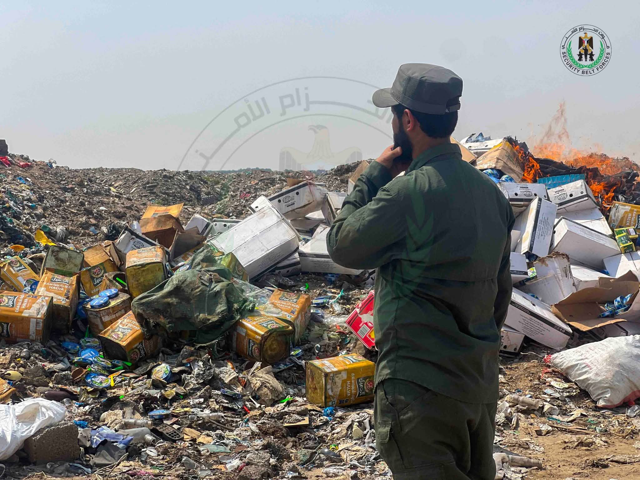 قوات الحزام الأمني تتلف كميات كبيرة من الأشرطة المخدرة والمبيدات والسجائر المهربة