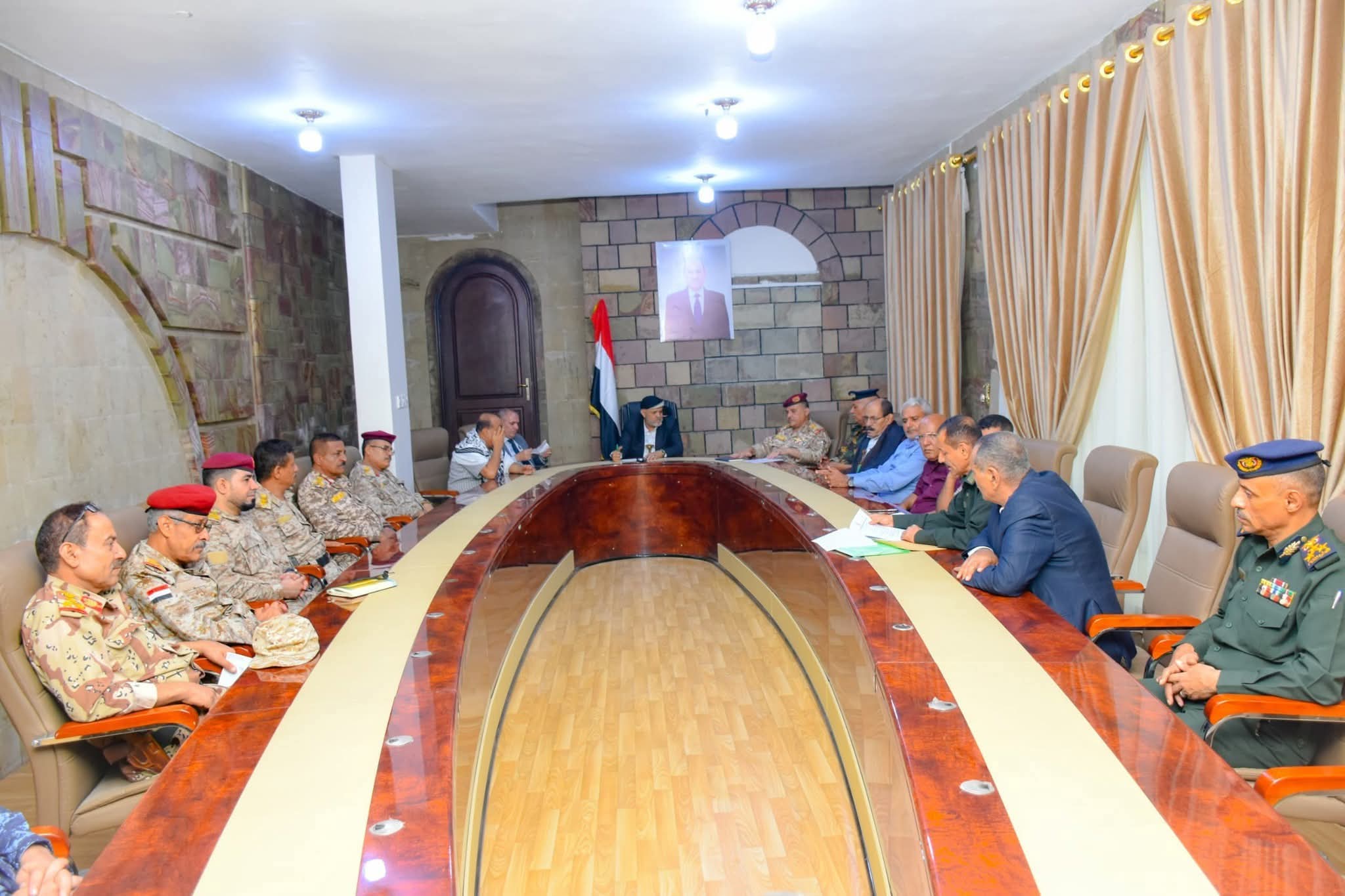 اللجنة الأمنية بتعز تشدد على ضرورة الإسراع في إعداد قائمة دقيقة وشاملة بأسماء المطلوبين أمنيا