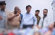 محافظ المهرة يطمئن على صحة المصابين ويوجّه بملاحقة الجاني المتهم بقضية قتل أسرة كاملة 