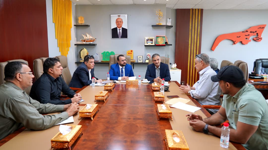 اجتماع في عدن يبحث سبل معالجة مشكلة الوادي الكبير ومخاطر الصخور في مرتفعات المحافظة