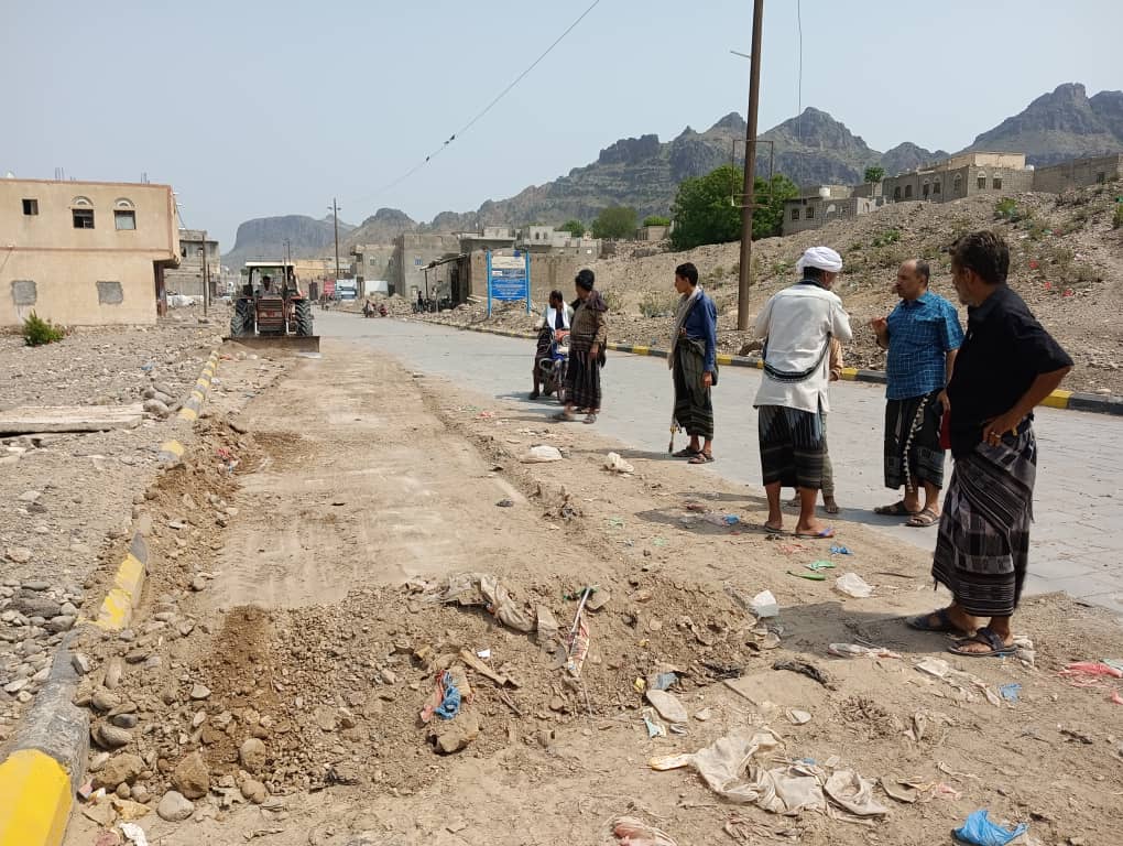 المسيمير لحج .. تواصل حملة رفع مخلفات الأمطار والسيول من الطرق الرئيسة والفرعية بالمديرية