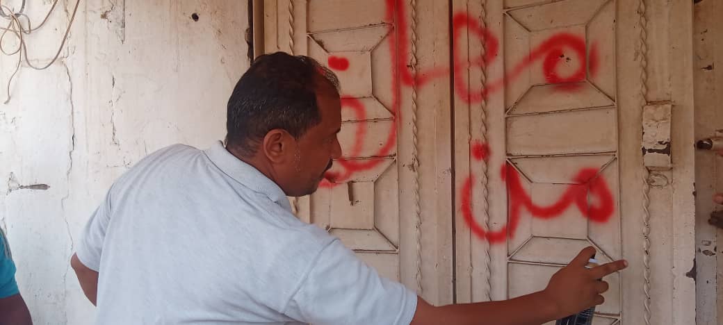 النيابة العامة بأبين تنفذ حملة ميدانية لضبط الأسعار في زنجبار وتغلق محال مخالفة