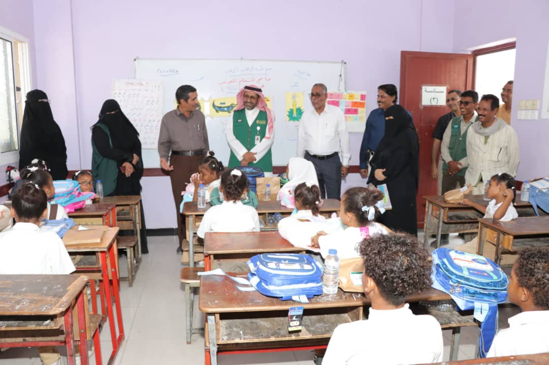 المكلا: مركز الملك سلمان يدشن توزيع الحقائب المدرسية بساحل حضرموت