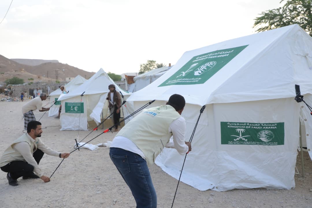 مركز الملك سلمان يوزع مساعدات إيوائية طارئة للمتضررين من الأمطار والسيول بحضرموت