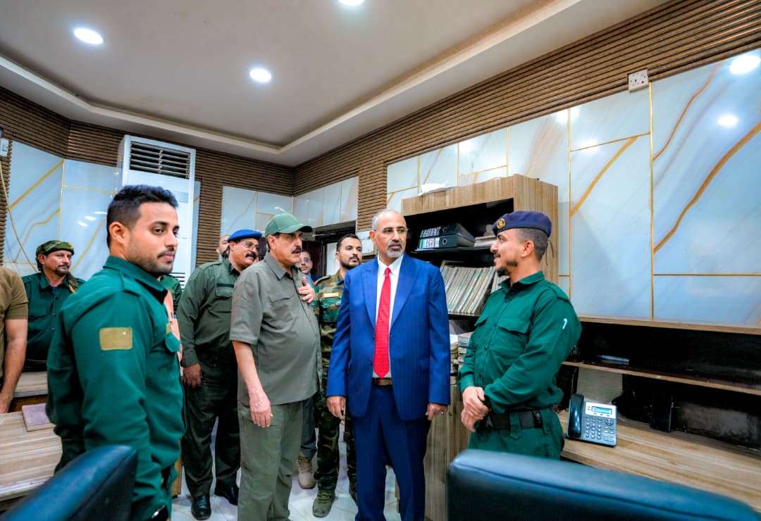 القائد الزُبيدي يزور شرطة العاصمة عدن ويطّلع على سير العمل في إداراتها