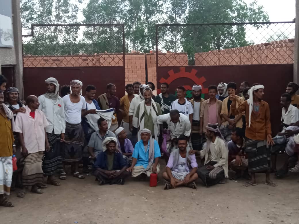 عمال وموظفو مصنع ردفان للطوب الأحمر يعتصمون رفضاً لقرار إغلاقه وتسريحهم دون حقوق