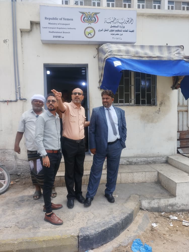 نائب رئيس هيئة النقل البري يتفقد سير عمل فرع المكلا ويشيد بجهوده