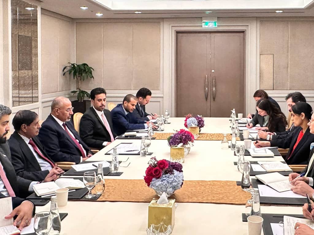 الزُبيدي ونائبه اللواء البحسني يلتقيان سفيري بريطانيا وفرنسا والقائم بأعمال السفير الأمريكي لدى بلادنا