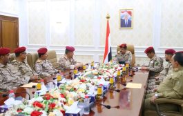 وزير الدفاع يجتمع بقيادة محور تعز والوحدات التابعة له وشدد على ملاحقة والقبض على المتورطين بجريمة 