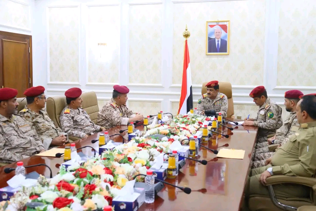 وزير الدفاع يجتمع بقيادة محور تعز والوحدات التابعة له وشدد على ملاحقة والقبض على المتورطين بجريمة 