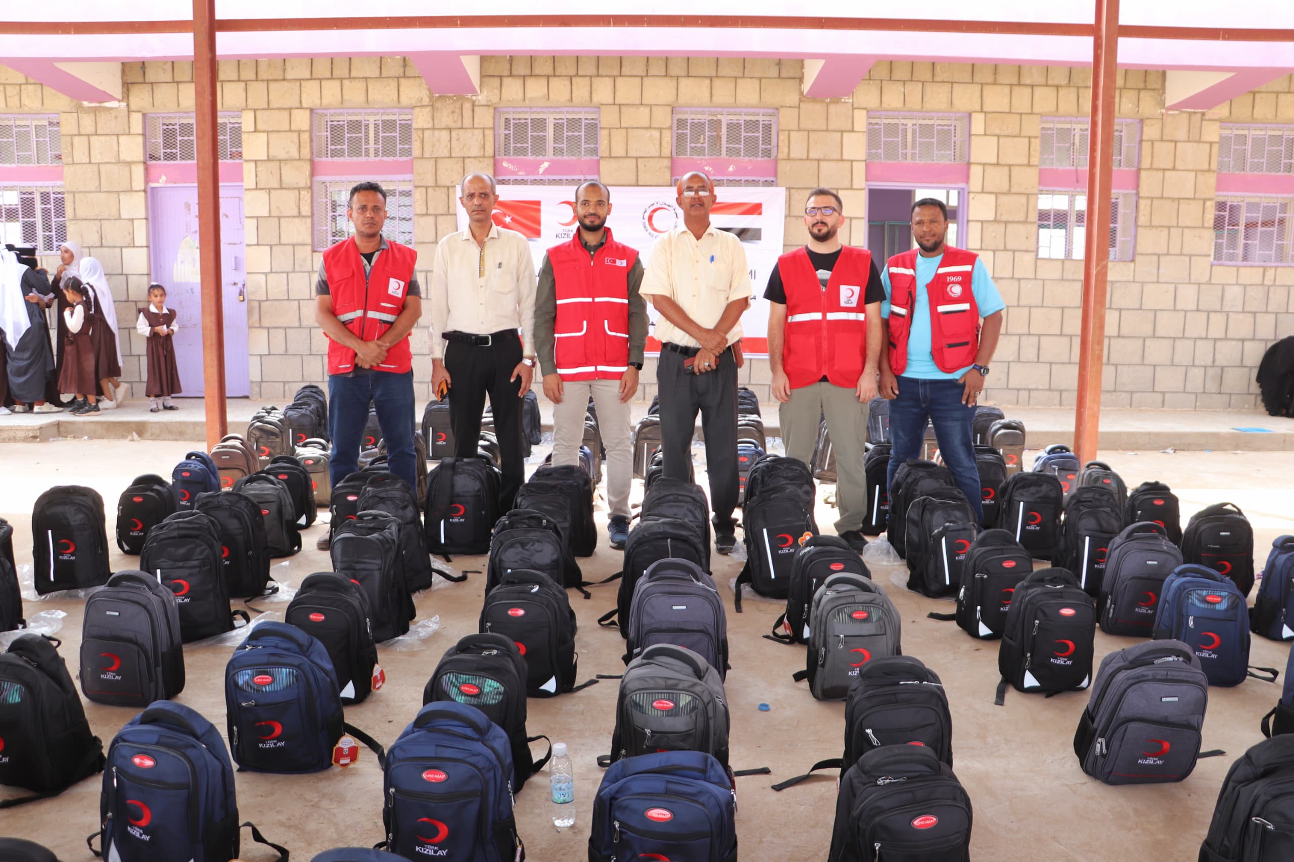 الهلال الأحمر التركي يدشن توزيع الحقائب المدرسية في محافظتي عدن ولحج
