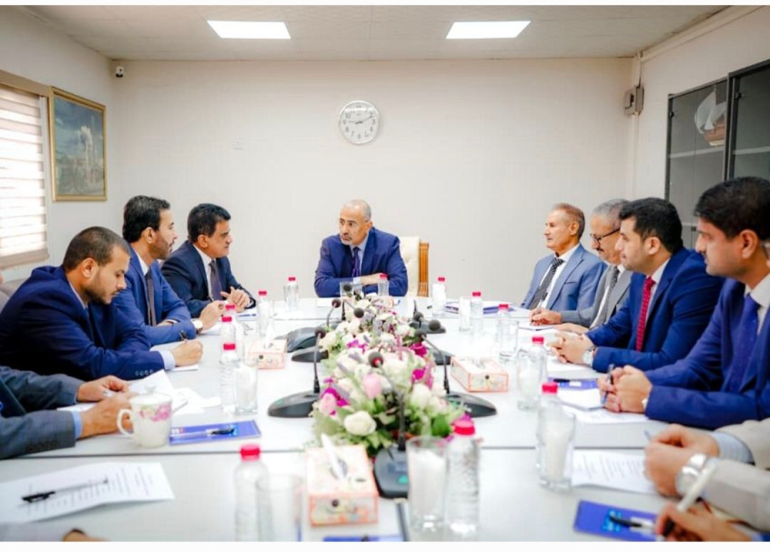 الزُبيدي يترأس اجتماعاً موسعاً للوقوف على الخطوات المنجزة لإعادة تشغيل مصفاة عدن
