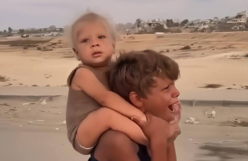 رئيس مصر يصدر قرارا بشأن طفل فلسطيني ظهر بمقطع فيديو يحمل شقيقه على كتفيه 