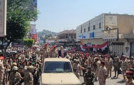 وزير الدفاع يطلع على الجاهزية القتالية والفنية في محور تعز