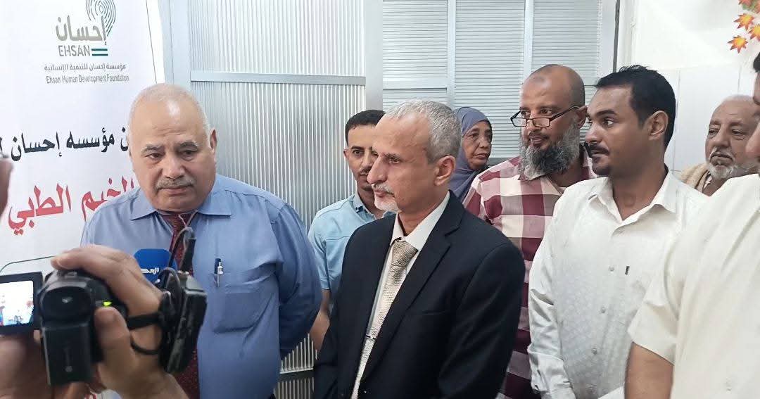 مدير عام صحة عدن يدشن مخيم طبي مجاني للأمراض المزمنة في خورمكسر