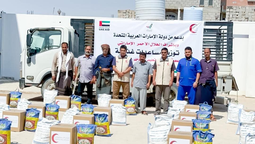 الهلال الأحمر الإماراتي يدشن توزيع مساعدات غذائية لمراكز رعاية وتأهيل المعاقين بشبوة