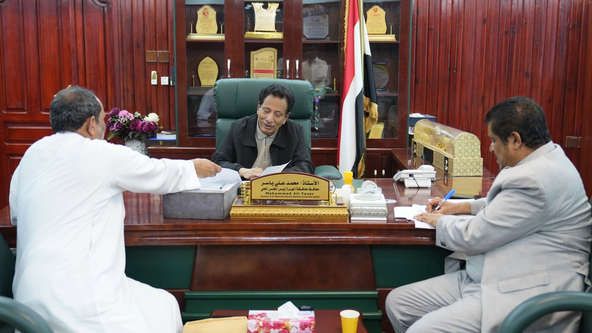 محافظ المهرة يوجه بدعم معامل ورش المعاهد المهنية بالطاقة الشمسية