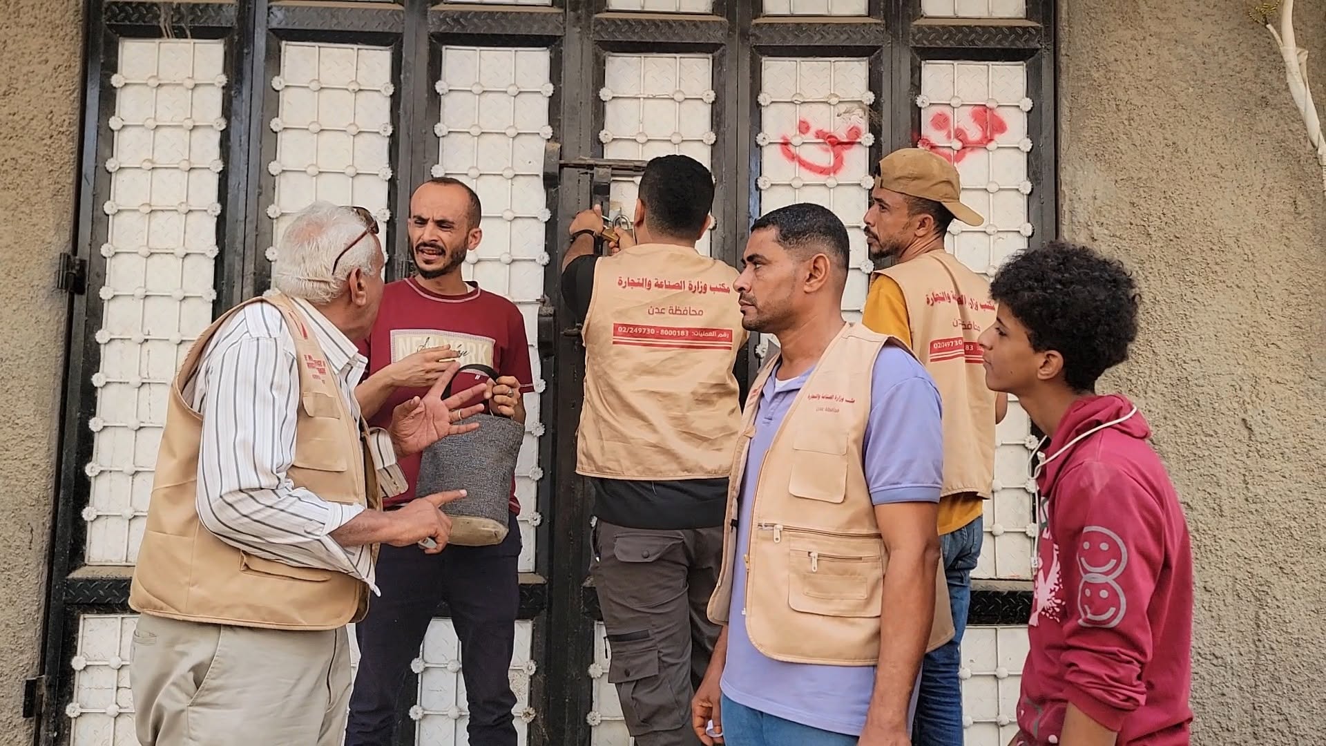 إغلاق سوبر ماركت مخالف في مديرية المنصورة بعدن