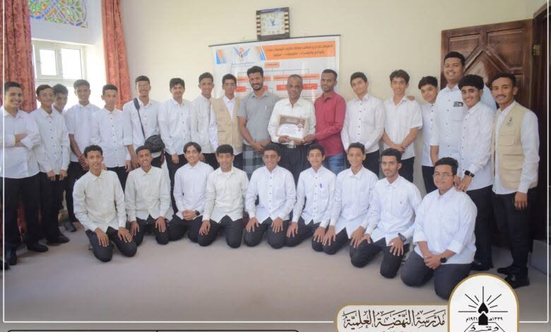 جماعة الإعلام بثانوية النهضة بسيئون يخوضون تجربة محاكاة ميدانية داخل وكالة سبأ للأنباء