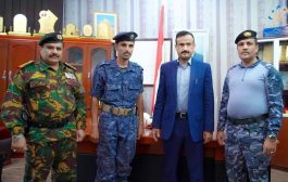 محافظ شبوة يكرم جندي الشرطة لإمانته