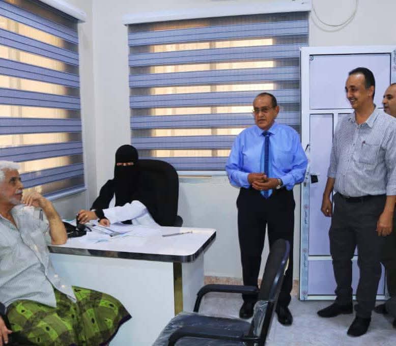 مدير عام مكتب الصحة بعدن يدشن المخيم الطبي المجاني لأمراض الضغط والسكري