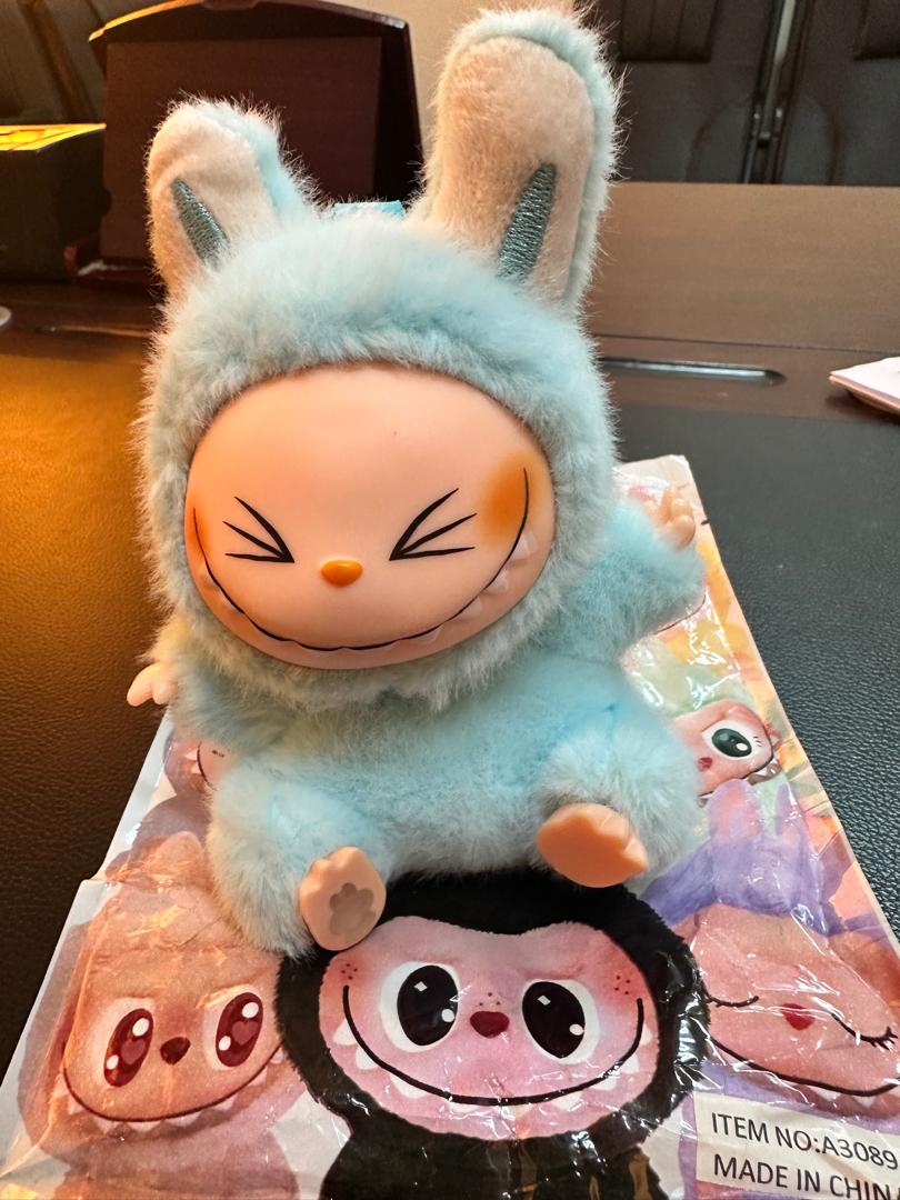 هيئة المواصفات ترفض ادوات مدرسية تروج لشعارات غير اخلاقية والعاب اطفال وتتلف منتجات اخرى مخالفة في الوديعة وشحن