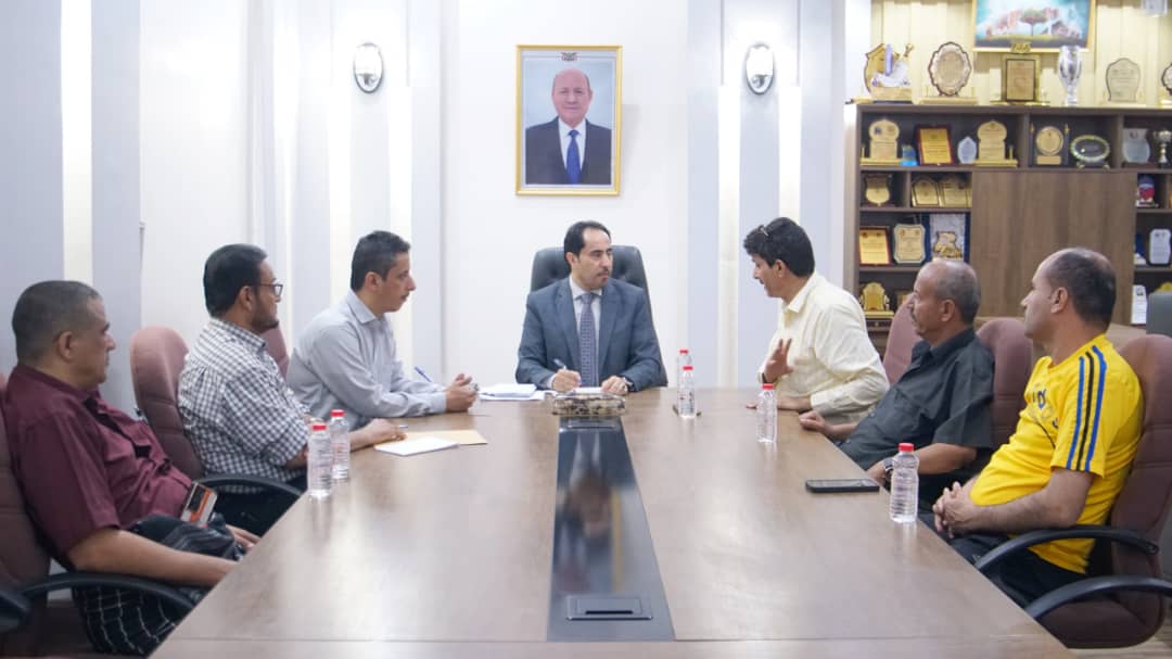 الوزير البكري يلتقي ممثلي الشركات المنفّذة لملاعب 