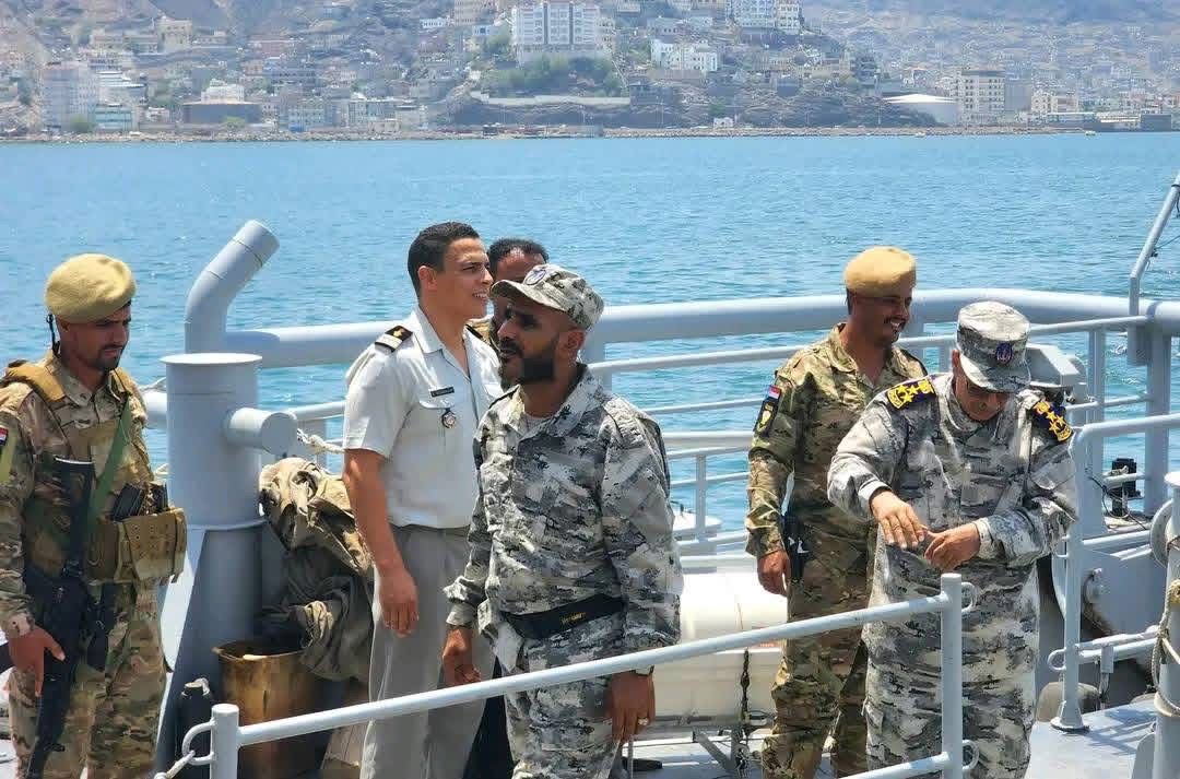الملحق العسكري الفرنسي يزور ميناء الحاويات في العاصمة عدن